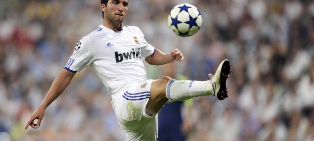 FB体育APP-赛道上的绝对主宰，汉密尔顿驾迈凯伦横扫哈斯车队，统治全场