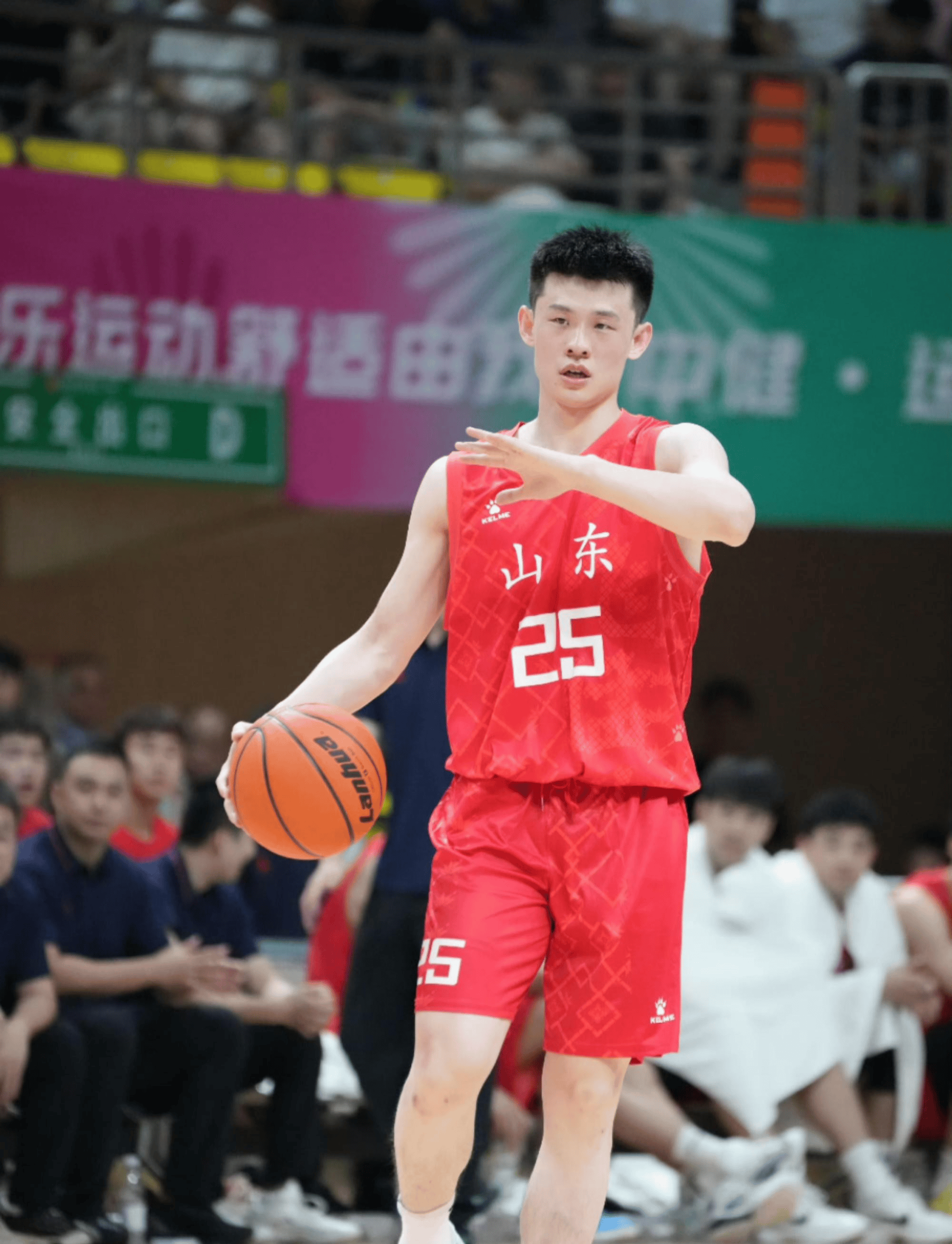 球队获得重要比赛胜利，晋级下一轮