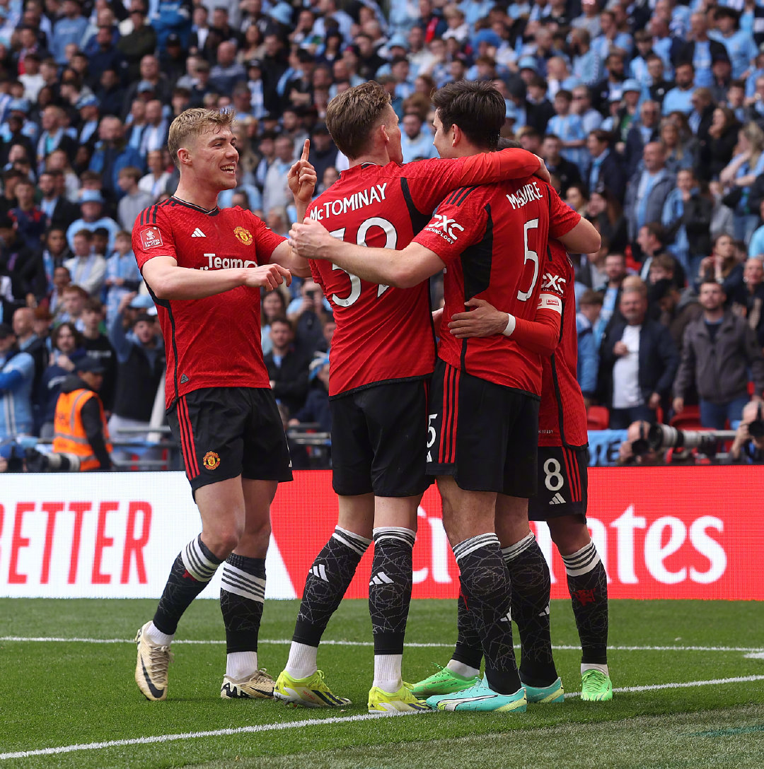 关于曼联球员因伤离场，对球队形势有影响的信息