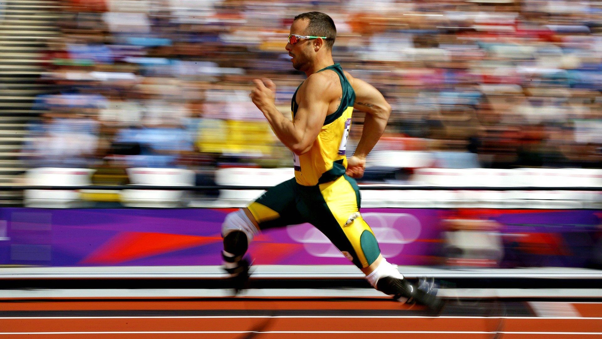 赛道上的绝杀，班凯罗在F1揭幕战中奇才式接管比赛